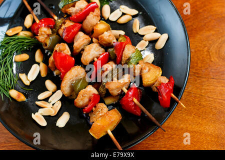 Huhn und Gemüse Kebab auf schwarzem Teller Stockfoto