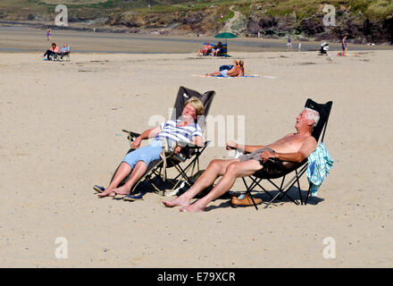 Sonnenbaden am Summerleaze Beach in Bude, Cornwall, UK Stockfoto