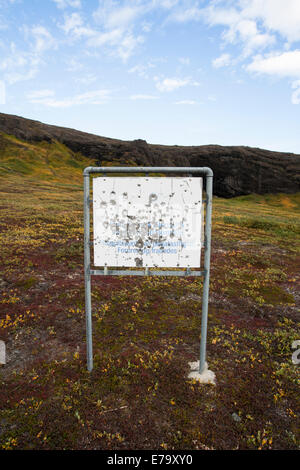 Einschusslöcher in ein Blechschild in Grönland Stockfoto