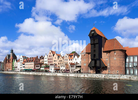 Alte Stadt Danzig in Polen mit der ältesten mittelalterlichen Hafenkran (Zuraw) in Europa Stockfoto