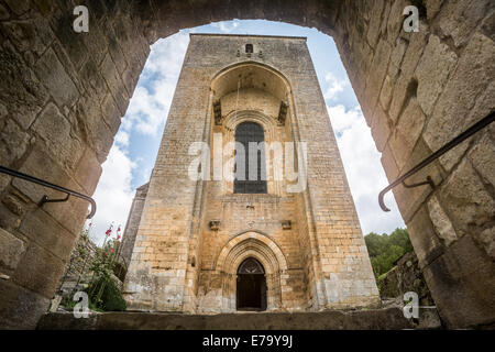 Das mittelalterliche Dorf Saint-Amand-de-Coly mit seiner romanischen Abtei Kirchenburg, Dordogne, Perigord, Frankreich Stockfoto