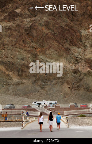 Touristen am Badwater Basin, 282 ft (86 m) unter dem Meeresspiegel (niedrigste Land in Nordamerika), Death Valley National Park, Mojave Wüste, Kalifornien, USA Stockfoto