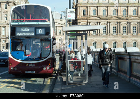 Bus und Passagiere Straßenszene in North Bridge, Edinburgh Stockfoto