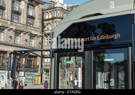 Transport nach Edinburgh Lothian Busse-Logo an der Seite eines Busses an der Princes Street Stockfoto