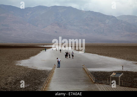 Touristen am Badwater Basin, 282 ft (86 m) unter dem Meeresspiegel (niedrigste Land in Nordamerika), Death Valley National Park, Mojave Wüste, Kalifornien, USA Stockfoto