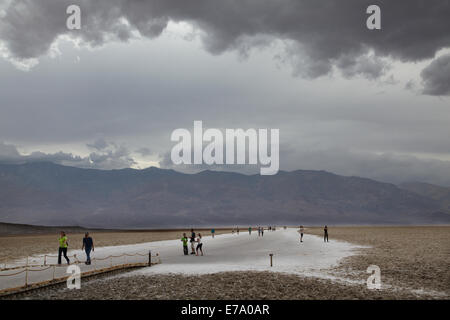 Touristen am Badwater Basin, 282 ft (86 m) unter dem Meeresspiegel (niedrigste Land in Nordamerika), Death Valley National Park, Mojave Wüste, Kalifornien, USA Stockfoto