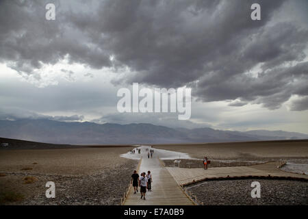 Touristen am Badwater Basin, 282 ft (86 m) unter dem Meeresspiegel (niedrigste Land in Nordamerika), Death Valley National Park, Mojave Wüste, Kalifornien, USA Stockfoto