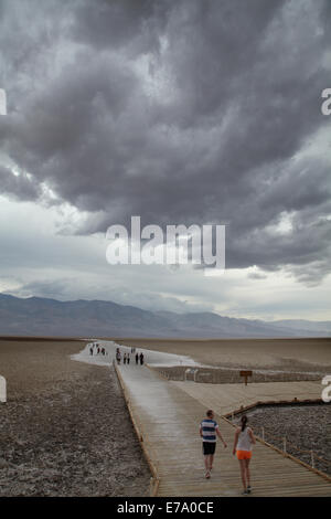 Touristen am Badwater Basin, 282 ft (86 m) unter dem Meeresspiegel (niedrigste Land in Nordamerika), Death Valley National Park, Mojave Wüste, Kalifornien, USA Stockfoto