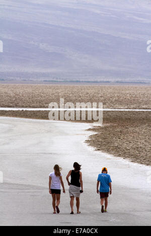 Touristen am Badwater Basin, 282 ft (86 m) unter dem Meeresspiegel (niedrigste Land in Nordamerika), Death Valley National Park, Mojave Wüste, Kalifornien, USA Stockfoto