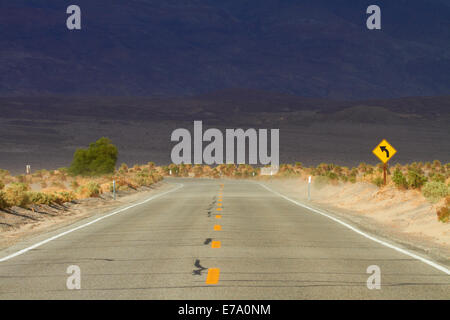 Sand weht über die Straße in der Nähe von Stovepipe Wells, Death Valley Nationalpark, Mojave-Wüste, Kalifornien, USA Stockfoto