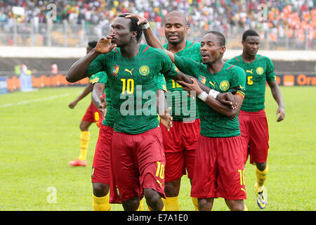 Yaounde. 10. September 2014. Vincent Aboubakar (vorne) von Kamerun feiert mit Teamkollegen 2015-Africa Cup of Nations-Qualifikationsspiel gegen Côte d ' Ivoire in Yaounde, am 10. September 2014. Kamerun gewann 4: 1. © Fabrice Ngon/Xinhua/Alamy Live-Nachrichten Stockfoto