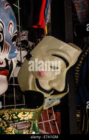 Guy Fawkes Maske, anonymen Maske inmitten von anderen Masken Stockfoto