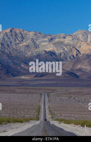 State Route 190 durch das Death Valley nahe Stovepipe Wells in Richtung Panamint Range, Death Valley Nationalpark, Mojave-Wüste, ca. Stockfoto