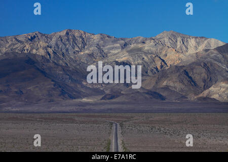 State Route 190 durch das Death Valley nahe Stovepipe Wells in Richtung Panamint Range, Death Valley Nationalpark, Mojave-Wüste, ca. Stockfoto