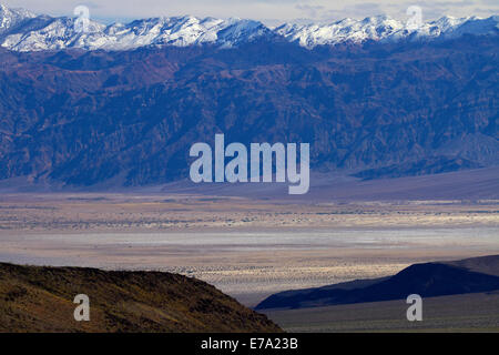 Death Valley nahe Stovepipe Wells und Schnee auf Grapevine Mountains, Death Valley Nationalpark, Mojave-Wüste, Kalifornien, USA Stockfoto