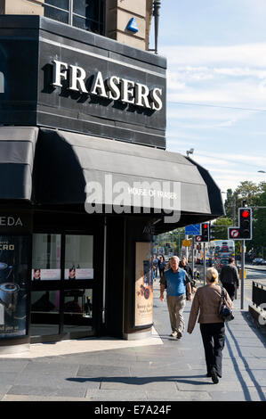 Shopper, vorbei an Frasers Kaufhaus in Princes Street, Edinburgh Stockfoto