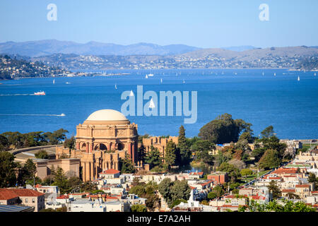 Mit Blick auf San Francisco Marina Viertel mit Palast der schönen Künste und Hügelstädte über der Bucht von San Francisco Stockfoto