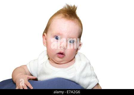 Ein fast vier Monate altes Baby Mädchen auf weißem Hintergrund suchen aufgeregt Stockfoto