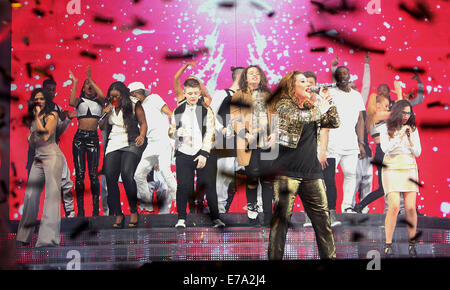 X-Factor Live Tour mit Sam Bailey Sieger und Zweitplatzierten Nicolas McDonald durchführen auf der Bühne in der Wembley Arena in London auf Samstag, 8. März 2014 (Foto von Ian Bines/WENN) Featuring: Sam Bailey wo: London, Vereinigtes Königreich bei: 8. März 2014 Stockfoto