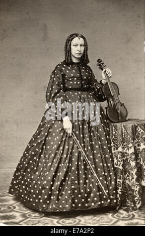 Frau im gepunkteten Kleid mit Violine und Bogen, Portrait, Schrank-Karte, 1907 Stockfoto