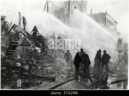 Feuerwehrleute kämpfen General Paper Stock Co. Feuer nach vorne Wand fiel, St. Louis, Missouri, USA, 23. Mai 1911 Stockfoto