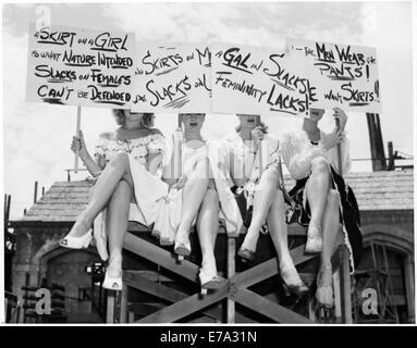 Gruppe der "Goldwyn Girls" in Röcke Holding Zeichen in Anti-Hosen Protest für ihren nächsten Film, "The Kid from Brooklyn", 1945 Stockfoto