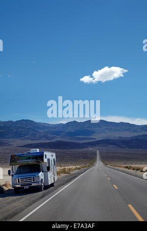 RV und Salinen durch State Route 190 durch Panamint Valley und über Panamint Range, Death Valley National Park, Mojave-Wüste, Stockfoto