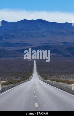 State Route 190 durch Panamint Valley und über Panamint Range, Death Valley Nationalpark, Mojave-Wüste, Kalifornien, USA Stockfoto