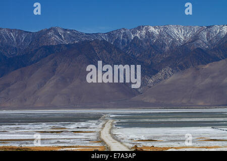 Sulfat-Straße über Owens Lake (hauptsächlich ausgetrockneten Salzsee), Owens Valley und Sierra Nevada Bergkette, Kalifornien, USA Stockfoto