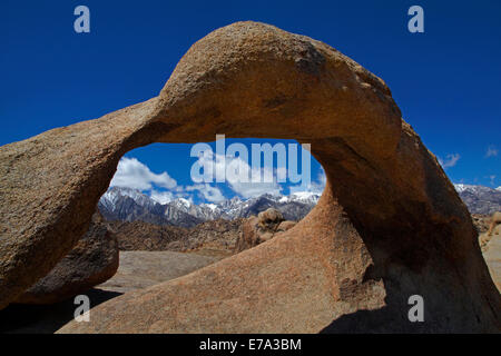 Mobius Arch, Alabama Hills, und Schnee auf Sierra Nevada Bergkette in der Nähe von Lone Pine, Inyo County, Kalifornien, USA Stockfoto