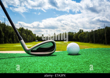 Nahaufnahme von einem Golfball und ein Golf-Eisen auf einer driving-range Stockfoto