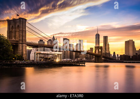 Brooklyn Bridge bei Sonnenuntergang vom Brooklyn Bridge Park aus gesehen Stockfoto