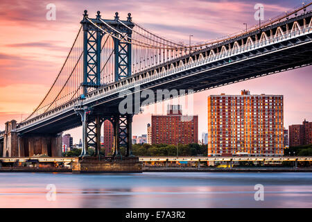 Manhattan Bridge unter einem lila Sonnenuntergang Stockfoto