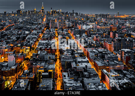 Luftaufnahme von New York City in der Nacht mit beleuchteten Wege in Richtung Midtown konvergieren. Stockfoto