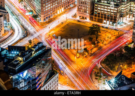 Ansicht von oben in New York mit Verkehr Trails an der Canal Street und Avenue of Americas Stockfoto