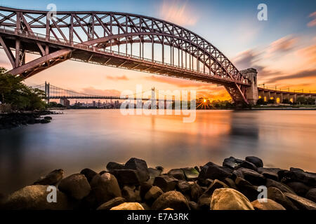 Hell Gate und Triboro Bridge bei Sonnenuntergang in Astoria, Queens, New York Stockfoto