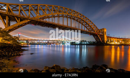 Hell Gate und Triboro Bridge bei Nacht in Astoria, Queens, New York Stockfoto