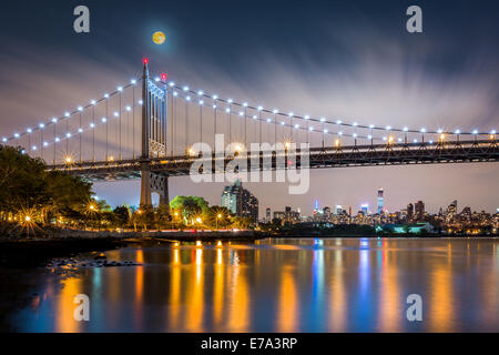 Triboro Bridge bei Nacht in Astoria, Queens, New York Stockfoto
