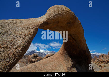 Mobius Arch, Alabama Hills, und Schnee auf Sierra Nevada Bergkette in der Nähe von Lone Pine, Inyo County, Kalifornien, USA Stockfoto