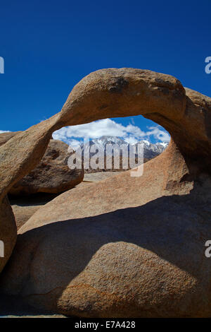 Mobius Arch, Alabama Hills, und Schnee auf Sierra Nevada Bergkette in der Nähe von Lone Pine, Inyo County, Kalifornien, USA Stockfoto