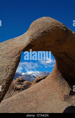 Mobius Arch, Alabama Hills, und Schnee auf Sierra Nevada Bergkette in der Nähe von Lone Pine, Inyo County, Kalifornien, USA Stockfoto