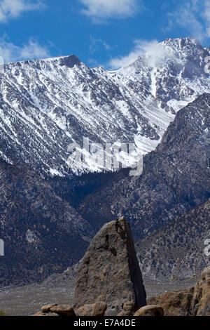 Kletterer auf Felsen Felsvorsprung, Alabama Hills, und Schnee auf Sierra Nevada Bergkette in der Nähe von Lone Pine, Inyo County, Kalifornien, USA Stockfoto