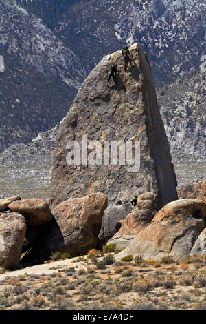 Bergsteiger auf Rock, Alabama Hills, am Fuß der Sierra Nevada, in der Nähe von Lone Pine, Inyo County, Kalifornien, USA Stockfoto