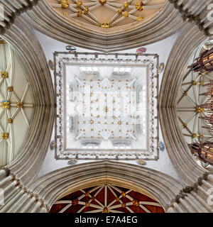 Interne Blick hinauf in den zentralen Turm des York Minster, North Yorkshire, England Stockfoto