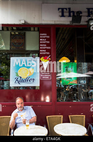 Genießen Sie kalte belgisches Bier und belgischen Pommes Frites von Maison Antoine am Place Jourdan in Etterbeek, Brüssel. Stockfoto