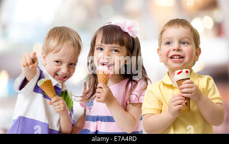 Lustige Kinder-Gruppe ein Scherz mit Eis auf party Stockfoto