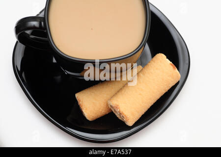 Frühstück. Tasse Kaffee mit Milch und Kekse. Stockfoto