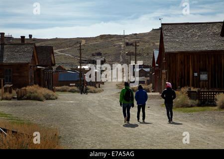 Touristen, Green Street, Bodie Geisterstadt Bodie Hills, Mono County, im Osten der Sierra, Kalifornien, USA Stockfoto