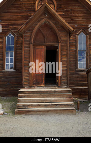 Eingangstür der Methodistenkirche, Green Street, Bodie Ghost Town (Höhe 8379 ft/2554 m), Eastern Sierra, Kalifornien, USA Stockfoto