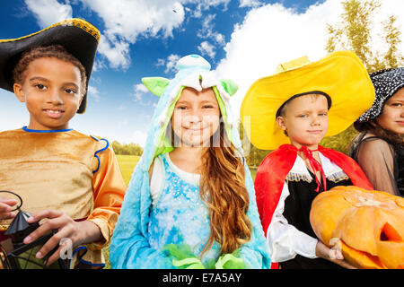 Kinder tragen Halloweenkostüm außerhalb im park Stockfoto